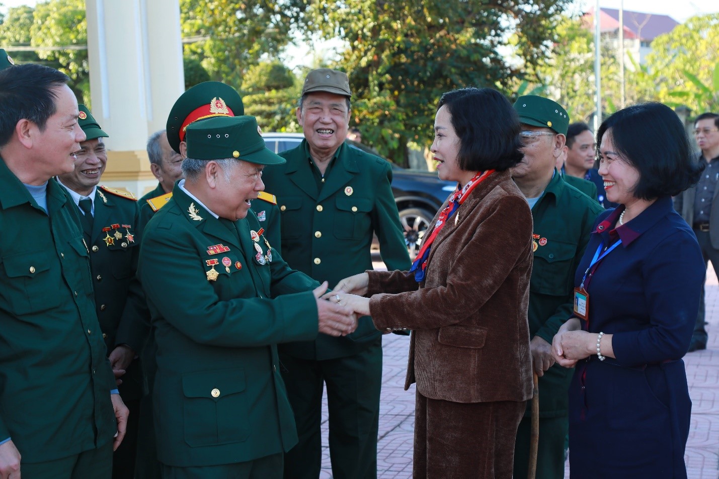 Stavian Industrial Metal Company visits and gives Tet gifts in Ninh Binh